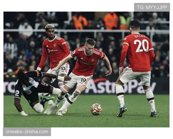 曼联对阵伯恩利实时：B费罚失点球，半场0-0